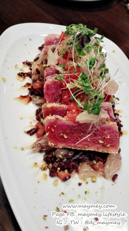 เมนู Grilled Ahi Tuna & Jasberry Rice Pomelo Salad ปลาทูน่าทรงเครื่อง