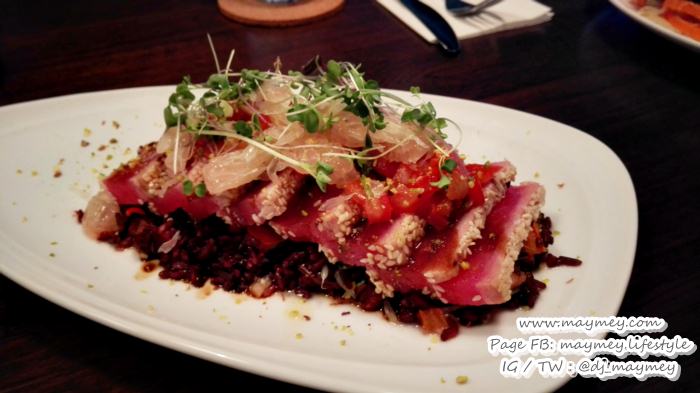 เมนู Grilled Ahi Tuna & Jasberry Rice Pomelo Salad ปลาทูน่าทรงเครื่อง