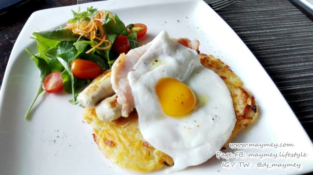 Fried eggs served with ham, bacon and cheese rosti potato 