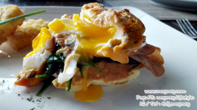 Eggs benedict with ham, spinach, mushroom, tomato and hollandaise sauce on waffle